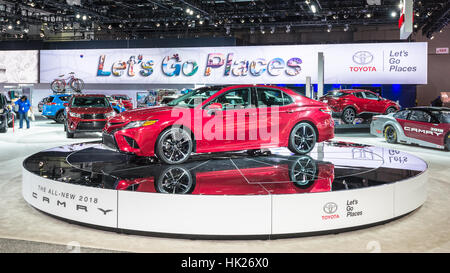 Un dépositaire polit une voiture près d'une Toyota Camry 2018 à la North American International Auto Show (NAIAS). Banque D'Images