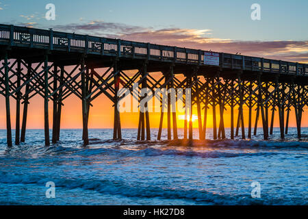 La jetée au lever du soleil, à Folly Beach, Caroline du Sud. Banque D'Images