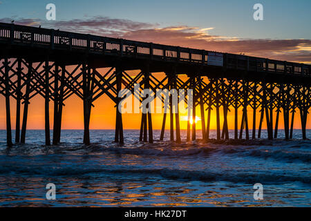 La jetée au lever du soleil, à Folly Beach, Caroline du Sud. Banque D'Images