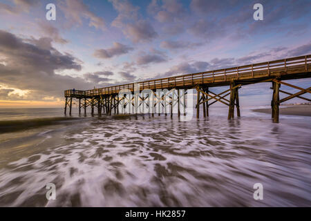 Vagues dans l'océan Atlantique et de l'Embarcadère au lever du soleil, à l'Isle of Palms, Caroline du Sud. Banque D'Images