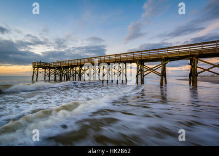 Vagues dans l'océan Atlantique et de l'Embarcadère au lever du soleil, à l'Isle of Palms, Caroline du Sud. Banque D'Images