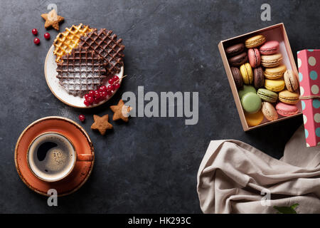 Du café, des bonbons et des gaufres aux fruits rouges. Top View with copy space Banque D'Images