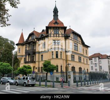 LJUBLJANA, SLOVÉNIE - Septembre 04, 2015 : les gens à pied le long méconnaissable bâtiment du 19ème siècle de l'ambassade des États-Unis d'Amérique. Construire Banque D'Images