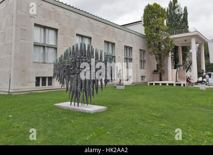 LJUBLJANA, SLOVÉNIE - Septembre 04, 2015 : des statues d'auteurs inconnus en face du Musée d'art moderne. C'est le central museum and gallery. Banque D'Images