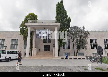 LJUBLJANA, SLOVÉNIE - Septembre 04, 2015 : méconnaissable personnes en face de musée d'art moderne. C'est le central museum et la galerie de la Slovénie Banque D'Images