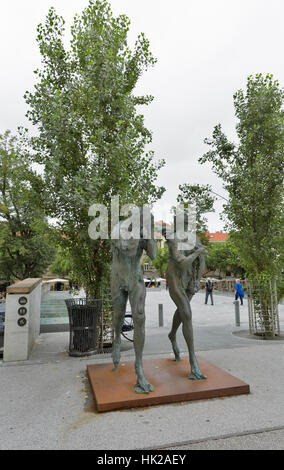 LJUBLJANA, SLOVÉNIE - Septembre 04, 2015 : la sculpture moderne d'Adam et Eve, honte et banni du Paradis, faite par le sculpteur slovène contemporain Banque D'Images