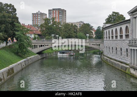 LJUBLJANA, SLOVÉNIE - Septembre 04, 2015 : Les piétons marcher le long Dragon bridge (Zmajski most) sur la rivière Ljubljanica. Dragon - symbole de la Slovenian Banque D'Images