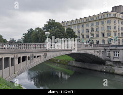 LJUBLJANA, SLOVÉNIE - Septembre 04, 2015 : Les piétons marcher le long Dragon bridge (Zmajski most) sur la rivière Ljubljanica. Dragon - symbole de la Slovenian Banque D'Images