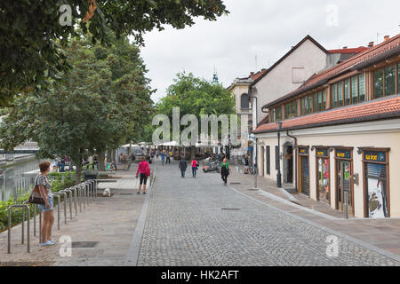 LJUBLJANA, SLOVÉNIE - Septembre 04, 2015 : les gens marcher le long Petkovskovo méconnaissable Waterfront avec magasins et restaurants en face de la Place du Marché Banque D'Images