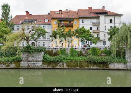 LJUBLJANA, SLOVÉNIE - Septembre 04, 2015 : avec des gens qui marchent le long de la rivière Ljubljana est la capitale et la plus grande ville d'indépendance Banque D'Images