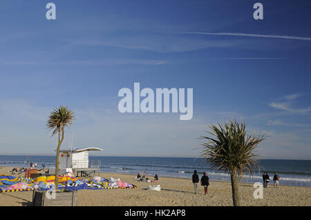 La plage de Bournemouth et Lifeguard station en printemps, BOURNEMOUTH Dorset England Banque D'Images