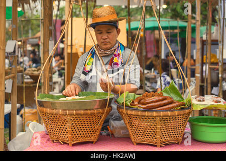 Un homme asiatique de la cuisson à l'alimentation de rue, marché du parc Lumpini Banque D'Images