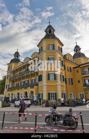 Les gens à pied en face de l'hôtel Carinthia Velden durant la Semaine européenne annuelle Bike Festival. Banque D'Images