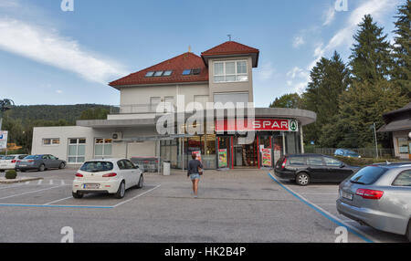 Femme non reconnu va dans le parking en Spar supermarché. C'est une multinationale néerlandaise de la chaîne de vente au détail. Banque D'Images