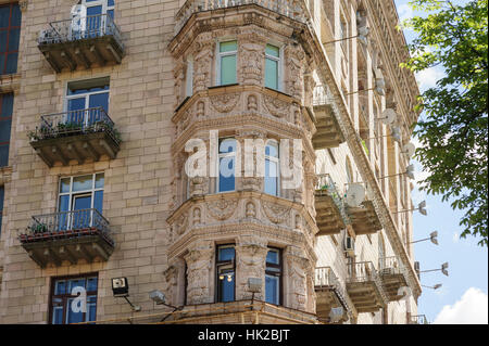 Ancien bâtiment de plusieurs étages avec windows Banque D'Images