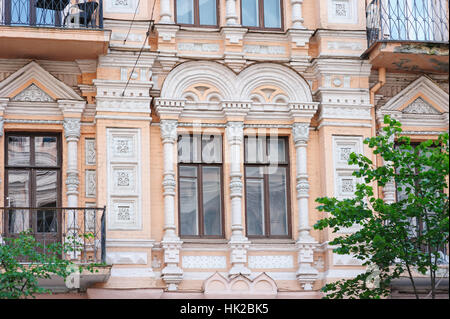 Ancien bâtiment de plusieurs étages avec windows Banque D'Images