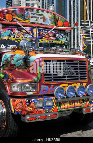 Public bus peint Panama city Panama Banque D'Images