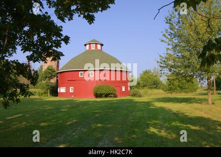 Une grange ronde rouge dans la campagne de l'Indiana. Banque D'Images