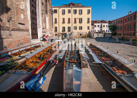 Venise - 25 mai : les bateaux et les rameurs s'occupe à la 42e édition de la Vogalonga le 25 mai 2016 à Venise. Banque D'Images