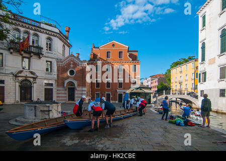 Venise - 25 mai : les bateaux et les rameurs s'occupe à la 42e édition de la Vogalonga le 25 mai 2016 à Venise. Banque D'Images