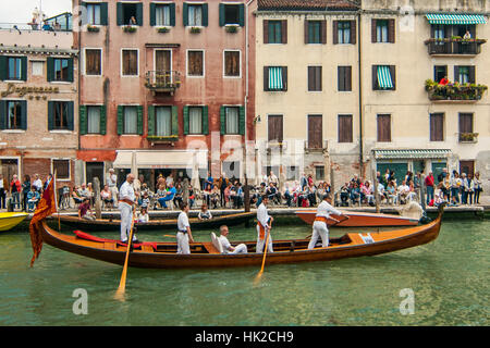 Venise - 25 mai : les bateaux et les rameurs s'occupe à la 42e édition de la Vogalonga le 25 mai 2016 à Venise. Banque D'Images