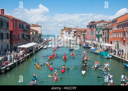 Venise - 25 mai : les bateaux et les rameurs s'occupe à la 42e édition de la Vogalonga le 25 mai 2016 à Venise. Banque D'Images