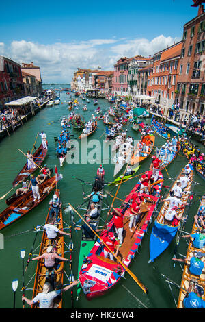 Venise - 25 mai : les bateaux et les rameurs s'occupe à la 42e édition de la Vogalonga le 25 mai 2016 à Venise. Banque D'Images