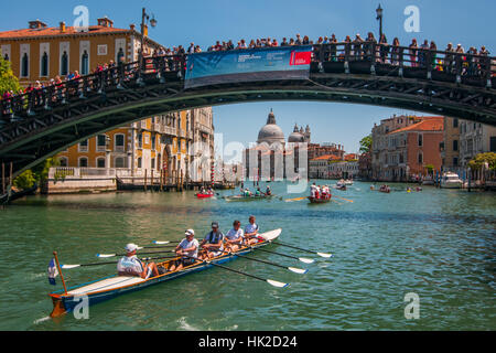 Venise - 25 mai : les bateaux et les rameurs s'occupe à la 42e édition de la Vogalonga le 25 mai 2016 à Venise. Banque D'Images