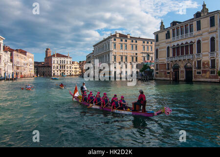 Venise - 25 mai : les bateaux et les rameurs s'occupe à la 42e édition de la Vogalonga le 25 mai 2016 à Venise. Banque D'Images