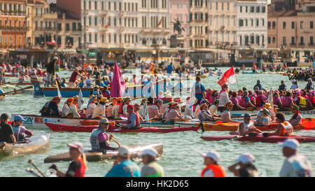 Venise - 25 mai : les bateaux et les rameurs s'occupe à la 42e édition de la Vogalonga le 25 mai 2016 à Venise. Banque D'Images