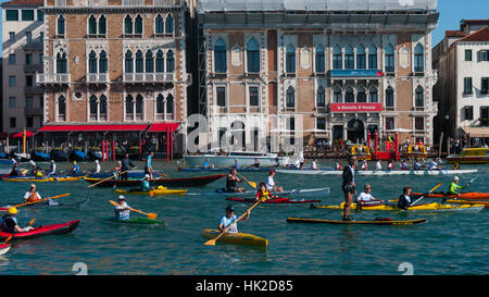 Venise - 25 mai : les bateaux et les rameurs s'occupe à la 42e édition de la Vogalonga le 25 mai 2016 à Venise. Banque D'Images