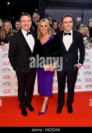 Bradley Walsh, épouse Donna et fils Barney assistant à la National Television Awards 2017 à l'O2 de Londres. Banque D'Images