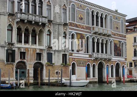 Prunkbau d'une époque révolue. Venise, grand canal Banque D'Images