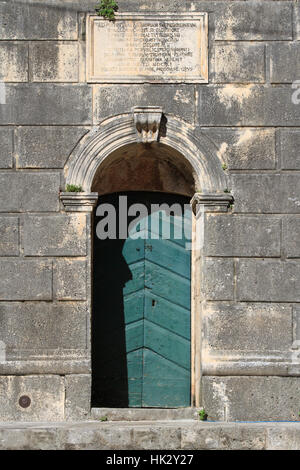 Plaque à la langue vénitienne sur le mur de l'église de Saint-Nicolas, Perast, Monténégro Banque D'Images