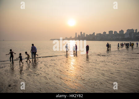 Coucher de soleil sur Chowpaty Beach à Mumbai (Bombay), la ville la plus célèbre plage. Banque D'Images