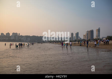 Coucher de soleil sur Chowpaty Beach à Mumbai (Bombay), la ville la plus célèbre plage. Banque D'Images