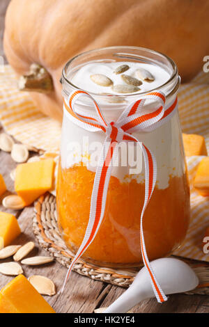 Dessert de potiron, la crème et les graines dans un pot libre verticale. Banque D'Images