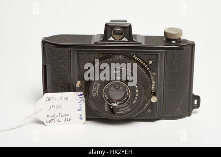 Le Arti-Six est une caméra viseur bakélite britannique faite autour de 1950. Il avait un tube à vis - objectif lorsque vous prenez une photo, l'objectif vissé forwar Banque D'Images