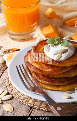 Petit-déjeuner sain : crêpes et jus de citrouille libre verticale. Banque D'Images