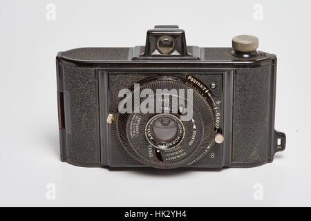 Le Arti-Six est une caméra viseur bakélite britannique faite autour de 1950. Il avait un tube à vis - objectif lorsque vous prenez une photo, l'objectif vissé forwar Banque D'Images