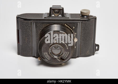 Le Arti-Six est une caméra viseur bakélite britannique faite autour de 1950. Il avait un tube à vis - objectif lorsque vous prenez une photo, l'objectif vissé forwar Banque D'Images