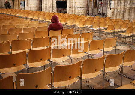 Un homme dans une contemplation profonde ou la prière dans la Cathédrale d'Ely. Banque D'Images