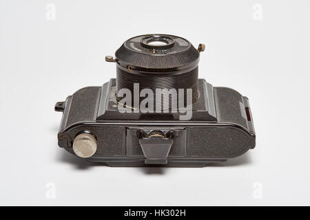 Le Arti-Six est une caméra viseur bakélite britannique faite autour de 1950. Il avait un tube à vis - objectif lorsque vous prenez une photo, l'objectif vissé forwar Banque D'Images