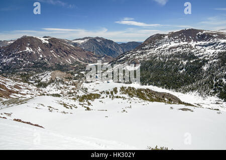 Vue du côté est de Tioga Pass de Gaylor Pic avec snow Banque D'Images