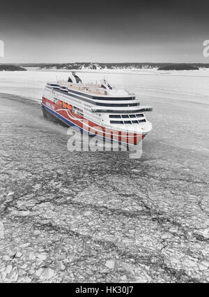 Ferry de croisière Viking GRACE navigue dans les eaux glacées de l'archipel de Stockholm Banque D'Images