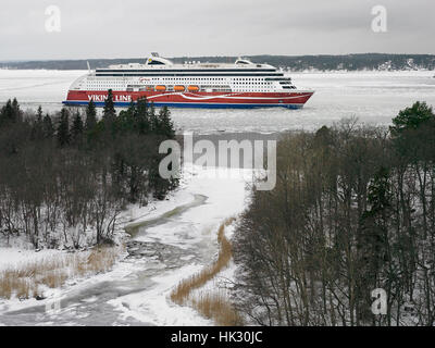 Ferry de croisière Viking GRACE navigue dans les eaux glacées de l'archipel de Stockholm Banque D'Images