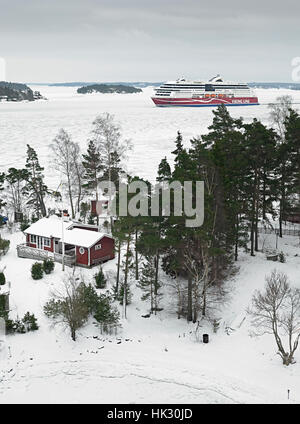 Ferry de croisière Viking GRACE navigue dans les eaux glacées de l'archipel de Stockholm Banque D'Images