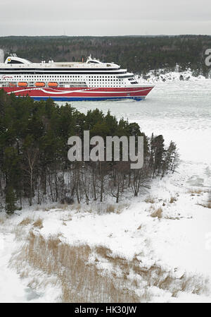 Ferry de croisière Viking GRACE navigue dans les eaux glacées de l'archipel de Stockholm Banque D'Images