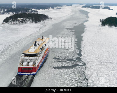 Ferry de croisière Viking GRACE navigue dans les eaux glacées de l'archipel de Stockholm Banque D'Images