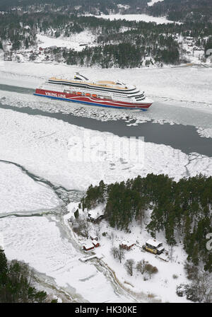 Ferry de croisière Viking GRACE navigue dans les eaux glacées de l'archipel de Stockholm Banque D'Images